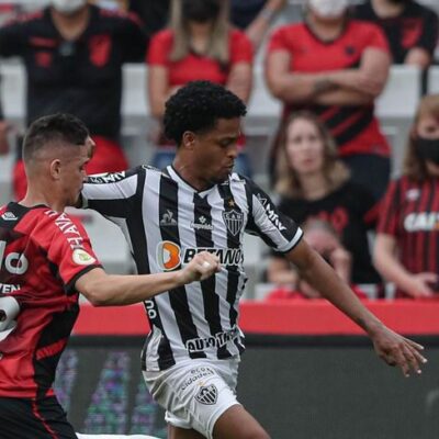 Atlético-MG bate Athletico-PR e se aproxima do título Brasileiro