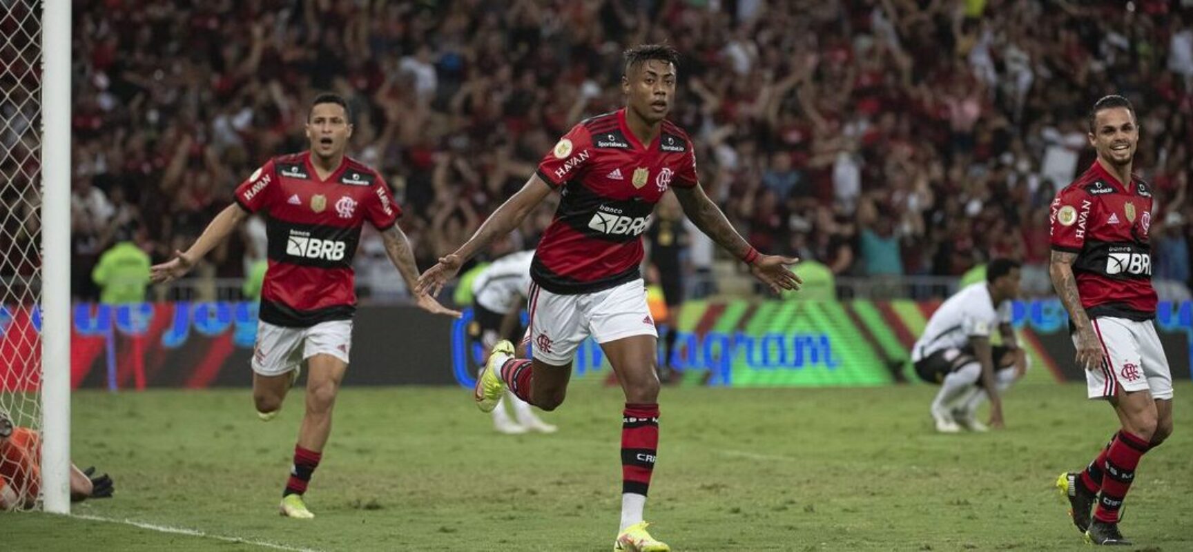 Bruno Henrique garante vitória do Flamengo sobre o Corinthians