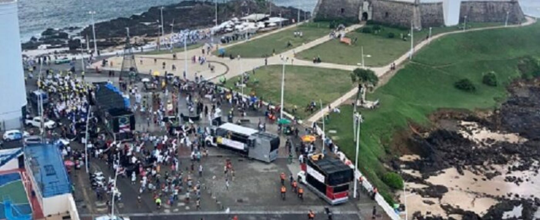 Farol da Barra recebe protesto a favor da realização do Carnaval em 2022