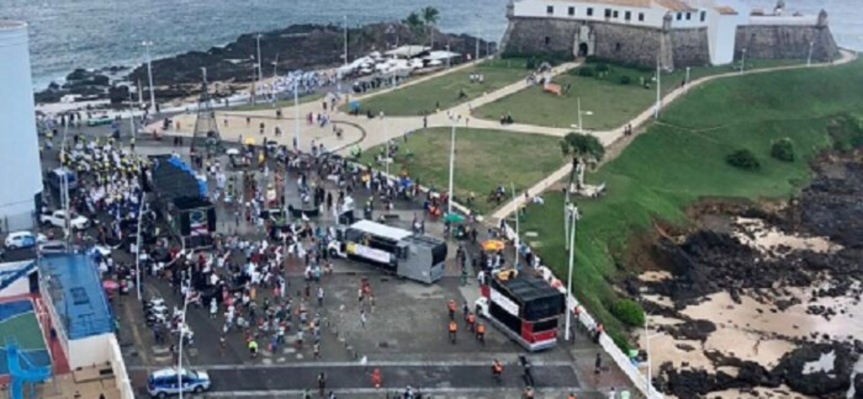 Farol da Barra recebe protesto a favor da realização do Carnaval em 2022
