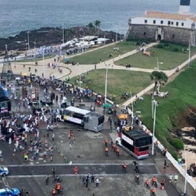 Farol da Barra recebe protesto a favor da realização do Carnaval em 2022