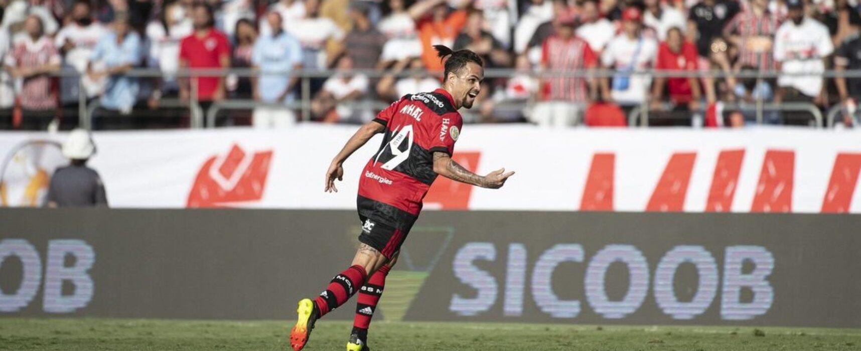 Flamengo passeia no Morumbi e goleia São Paulo por 4 a 0 no Brasileiro