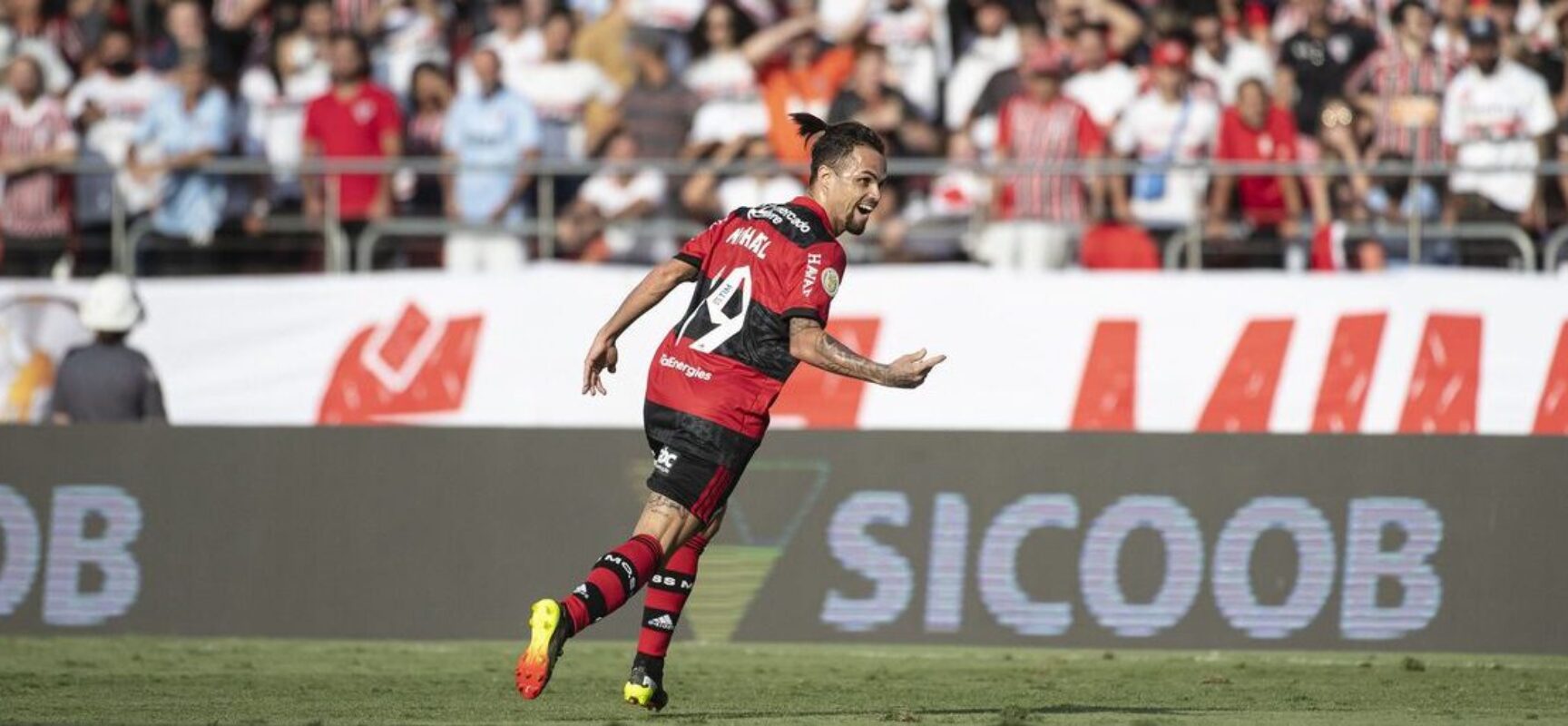 Flamengo passeia no Morumbi e goleia São Paulo por 4 a 0 no Brasileiro
