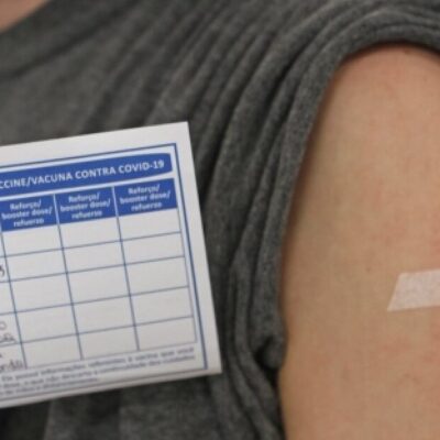 Governo federal proíbe demissão por justa causa de pessoas que não se vacinaram contra Covid