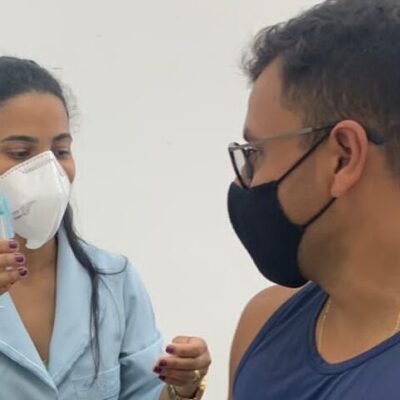 Ilhéus aplica dose de reforço em adultos que receberam 2ª dose há mais de cinco meses