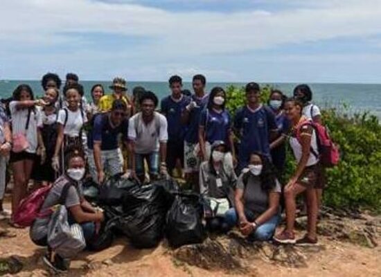 Ilhéus: Maramata Ecossis e CEEP Nelson Schaun realizam limpeza das praias do Morro de Pernambuco