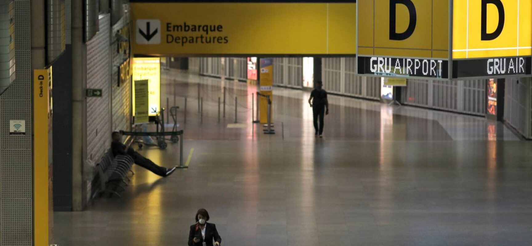 Pilotos e comissários de voo aprovam greve a partir de segunda-feira