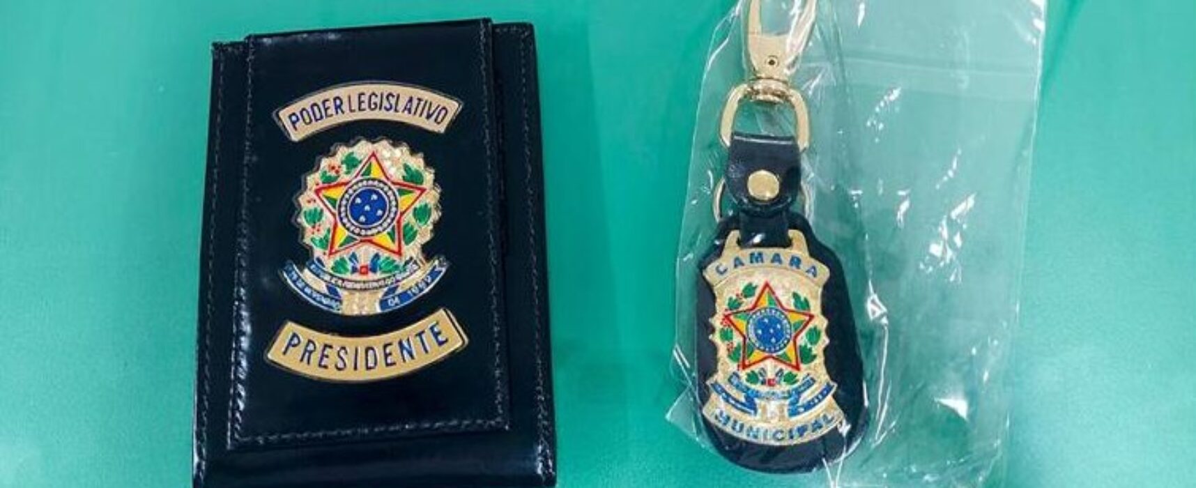 Presidente da Câmara de Ilhéus entrega Carteira Nacional de Identificação aos vereadores