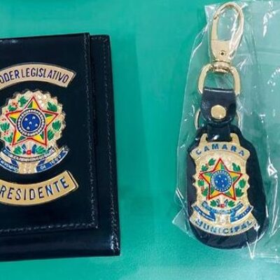 Presidente da Câmara de Ilhéus entrega Carteira Nacional de Identificação aos vereadores