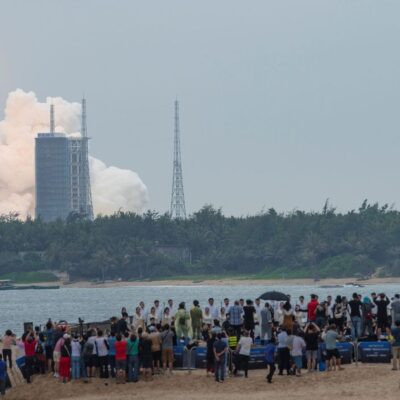 Wang Yaping é primeira astronauta chinesa a fazer caminhada espacial