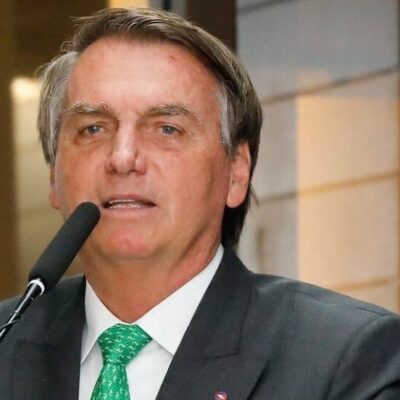 Bolsonaro prepara MP para vetar que cidades e estados decidam sobre passaporte de vacina
