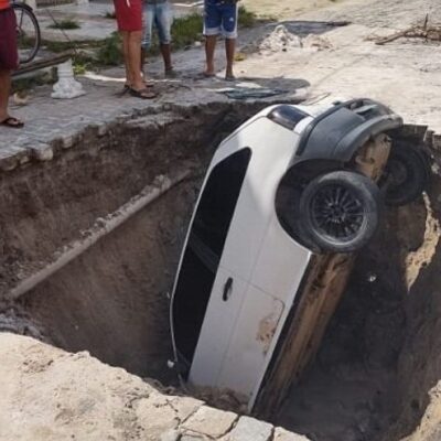 Carro cai dentro de cratera aberta em Eunápolis