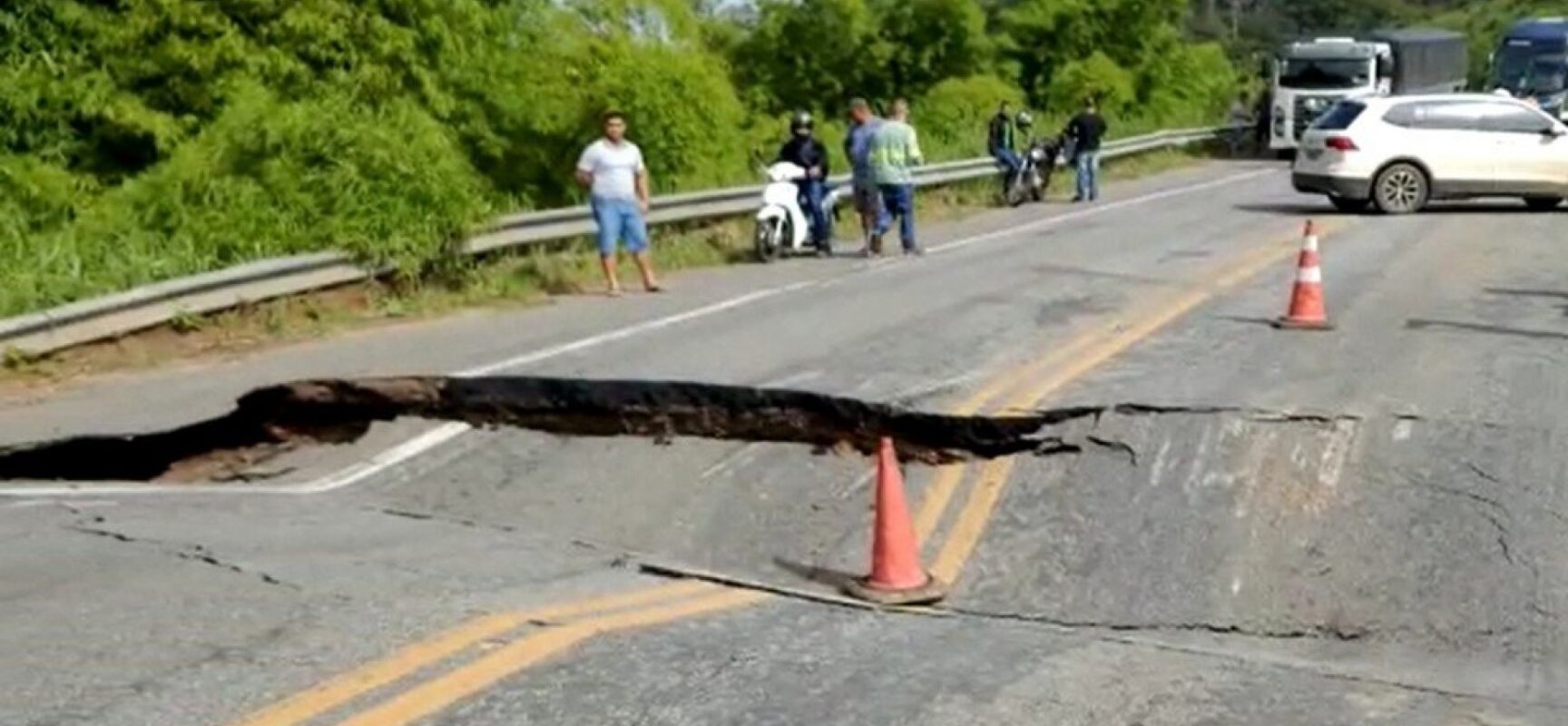 Chuva causa suspensão de reparos na BR-101, no sul da Bahia; trecho segue interditado