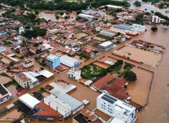 Chuvas em Minas Gerais deixam cidades alagadas e seis pessoas mortas