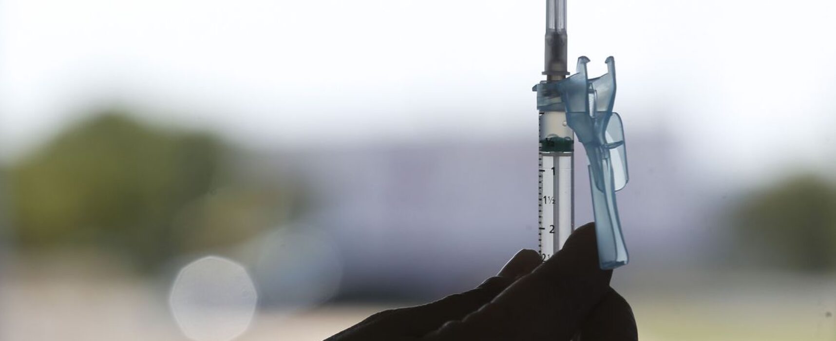 Estudo indica que vacinas aumentam proteção de quem já teve covid-19