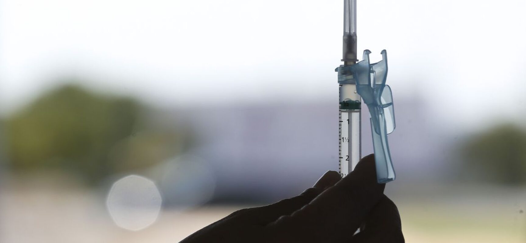 Estudo indica que vacinas aumentam proteção de quem já teve covid-19