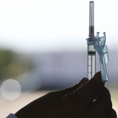 Estudo indica que vacinas aumentam proteção de quem já teve covid-19