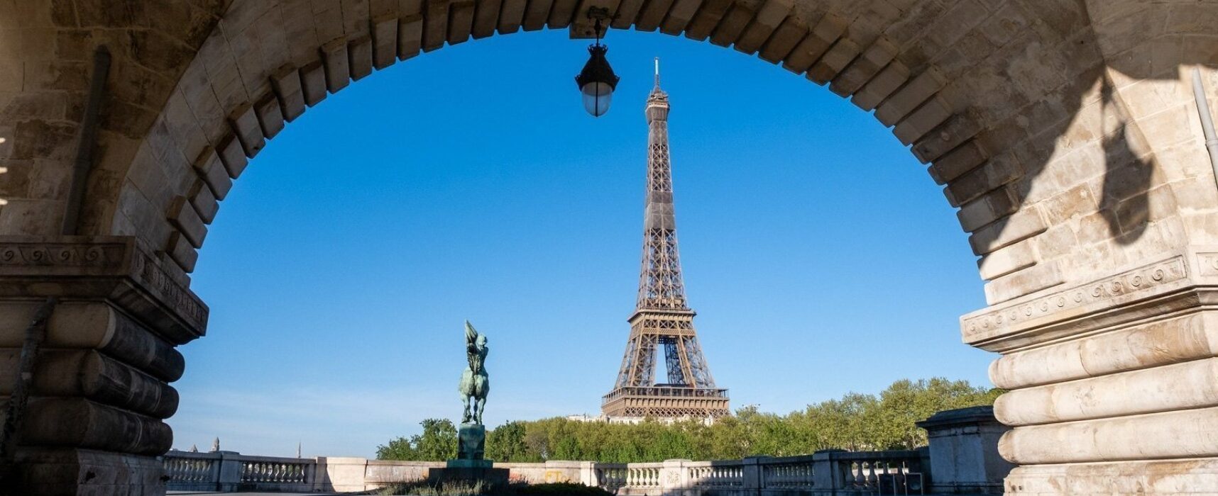 França bate recorde de casos de Covid-19 um ano após última alta