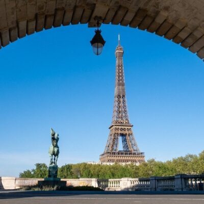 França bate recorde de casos de Covid-19 um ano após última alta