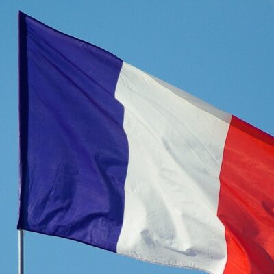 França supera 100 mil casos diários de Covid-19