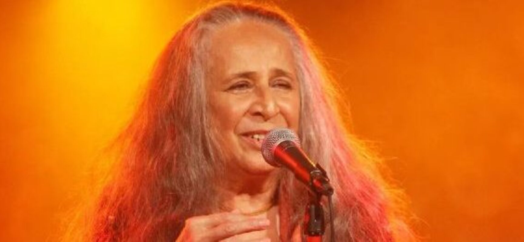 Maria Bethânia se apresenta na premiação do 19º Festival de Música Educadora FM