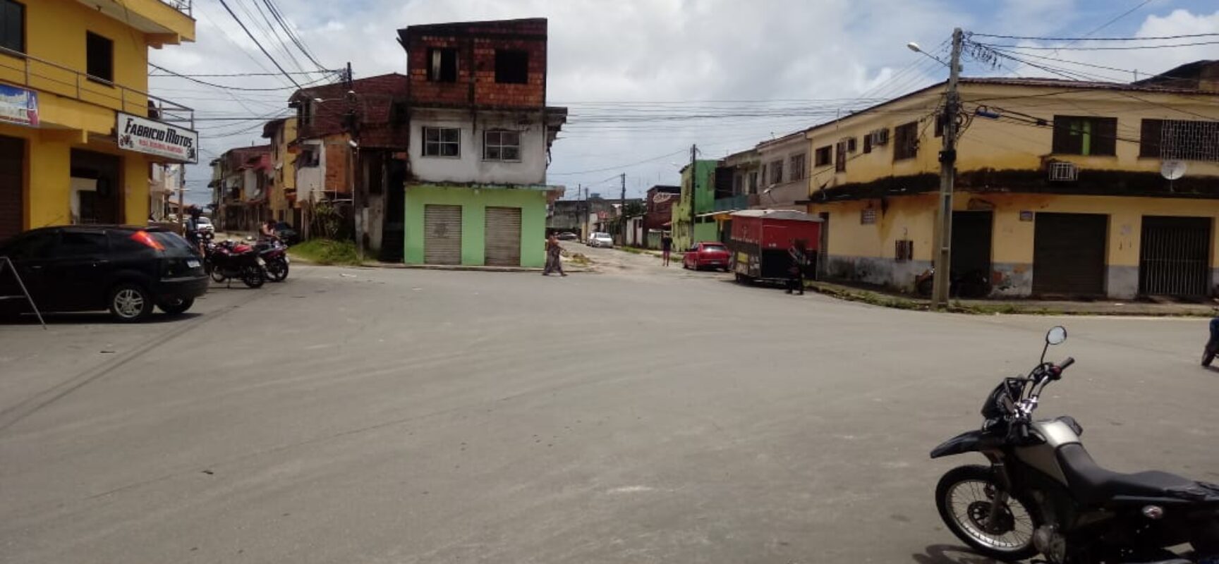VEREADOR EDVALDO GOMES REIVINDICA CANTEIRO CENTRAL NO BAIRRO NELSON COSTA.