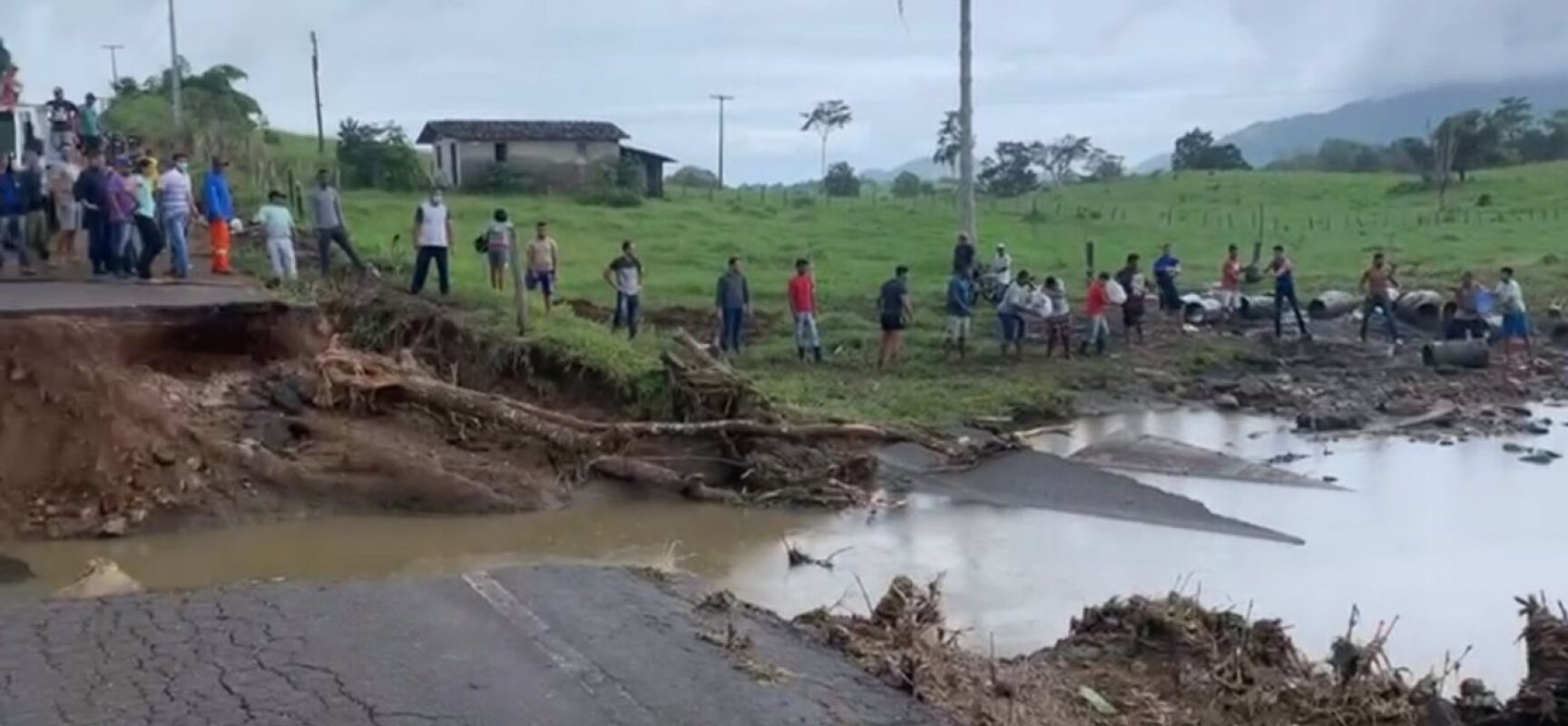 Moradores de Coaraci e Itapitanga fazem corrente para distribuir alimentos no sul da Bahia