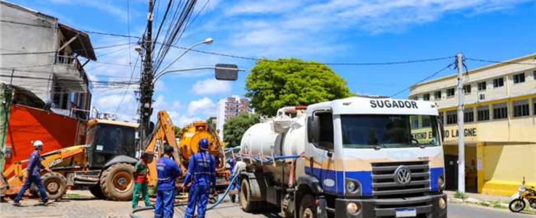 A pedido do prefeito, Embasa realiza manutenção da rede de esgoto da Avenida Canavieiras