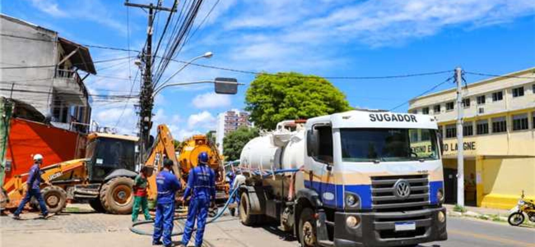 A pedido do prefeito, Embasa realiza manutenção da rede de esgoto da Avenida Canavieiras