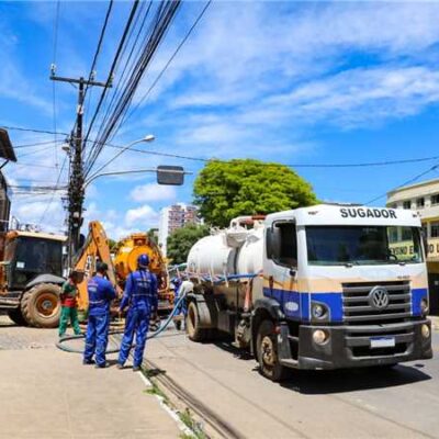 A pedido do prefeito, Embasa realiza manutenção da rede de esgoto da Avenida Canavieiras