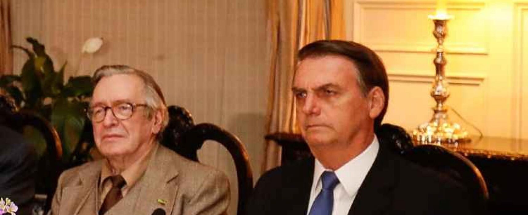 Bolsonaro decreta luto oficial por morte de Olavo de Carvalho