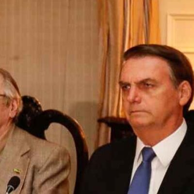 Bolsonaro decreta luto oficial por morte de Olavo de Carvalho