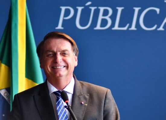 Bolsonaro defende Reforma Trabalhista de Temer e diz que governo acabou com ações do MST