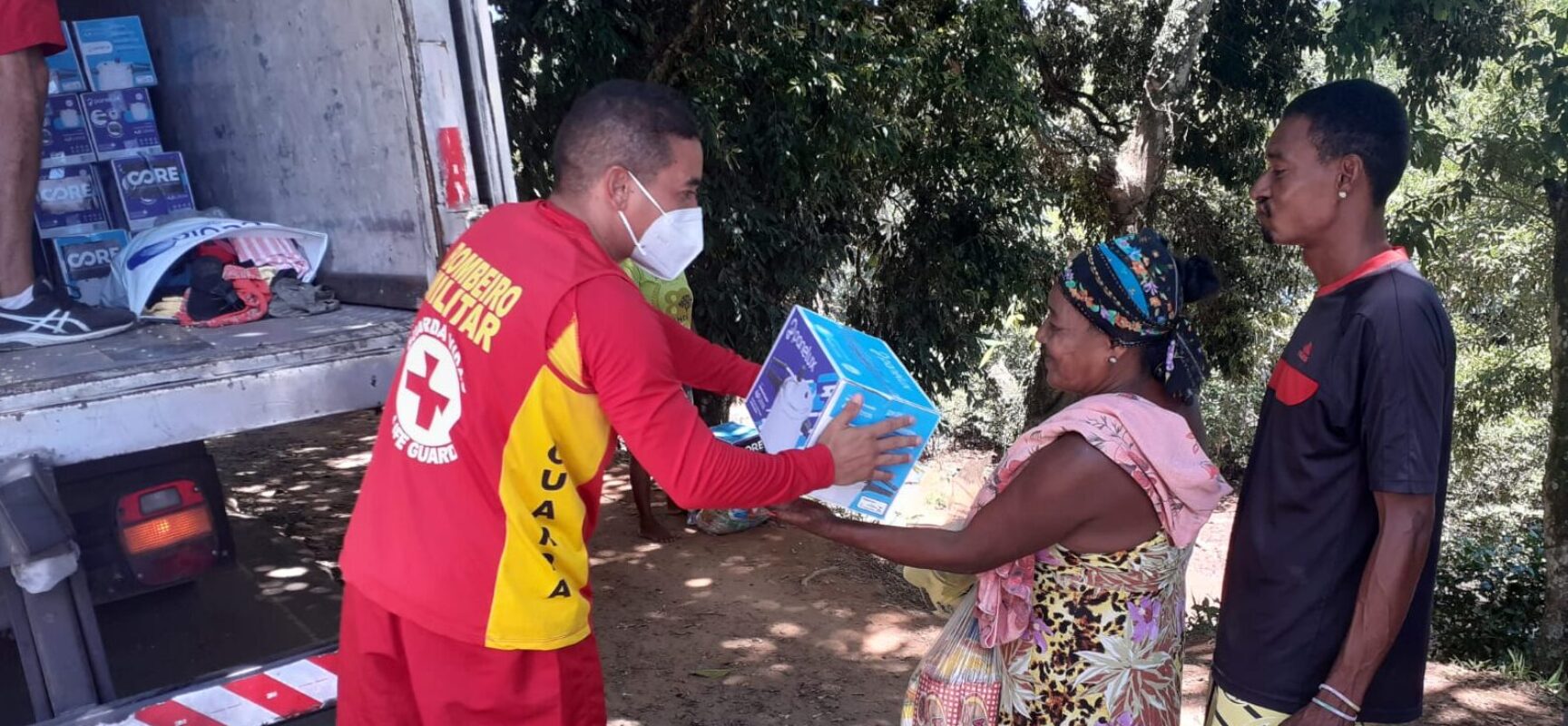 CBMBA distribui 250 panelas de pressão e cestas básicas para comunidade de Ilhéus