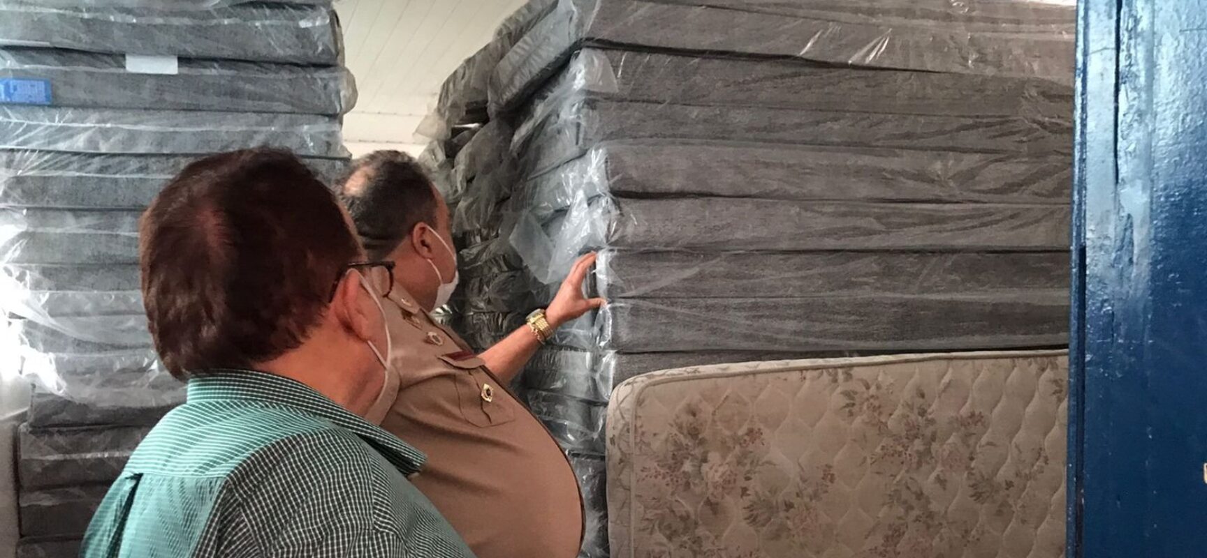 Com alagamentos, aumenta demanda por colchões em base logística no sul da Bahia