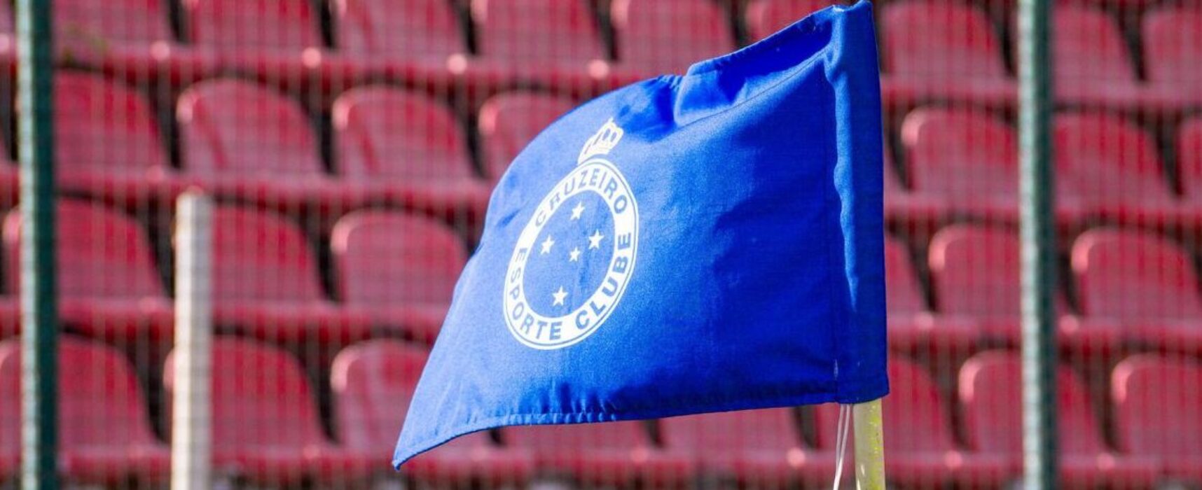 CBF suspeita de expulsão relâmpago em partida entre Athletico Paranaense e Cruzeiro