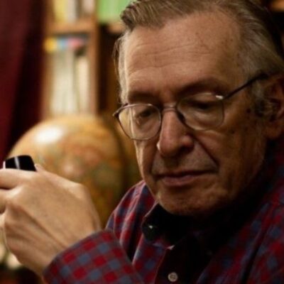 Filha de Olavo de Carvalho diz que pode doar herança para campanha de Lula