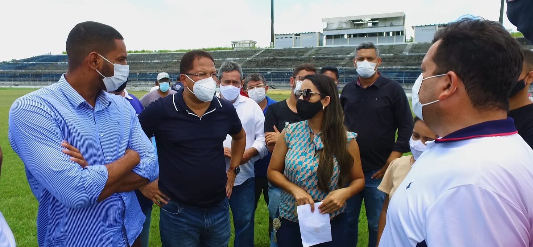 Prefeito Augusto Castro vistoria Estádio Luiz Viana Filho antes das obras de reforma
