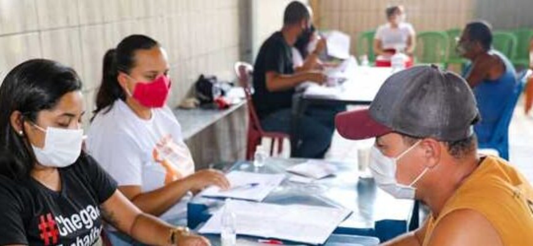 Prefeitura de Ilhéus realiza mutirão e entrega donativos para moradores do Teotônio Vilela