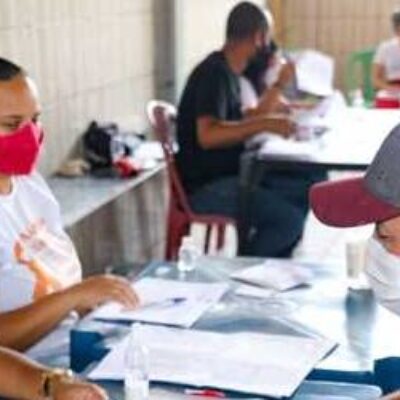Prefeitura de Ilhéus realiza mutirão e entrega donativos para moradores do Teotônio Vilela