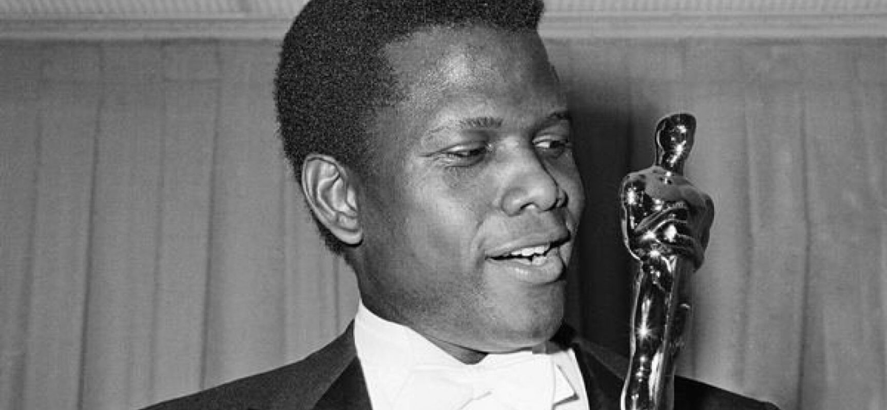 Primeiro negro a ganhar Oscar de melhor ator, Sidney Poitier morre aos 94 anos
