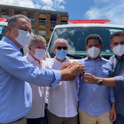 Rosemberg entrega ambulância para Jussari em ato que destina moradias para Itabuna e pavimentação de diversas cidades