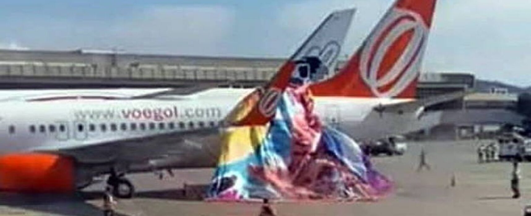 Balão cai em aeroporto e cobre parte de avião em São Paulo