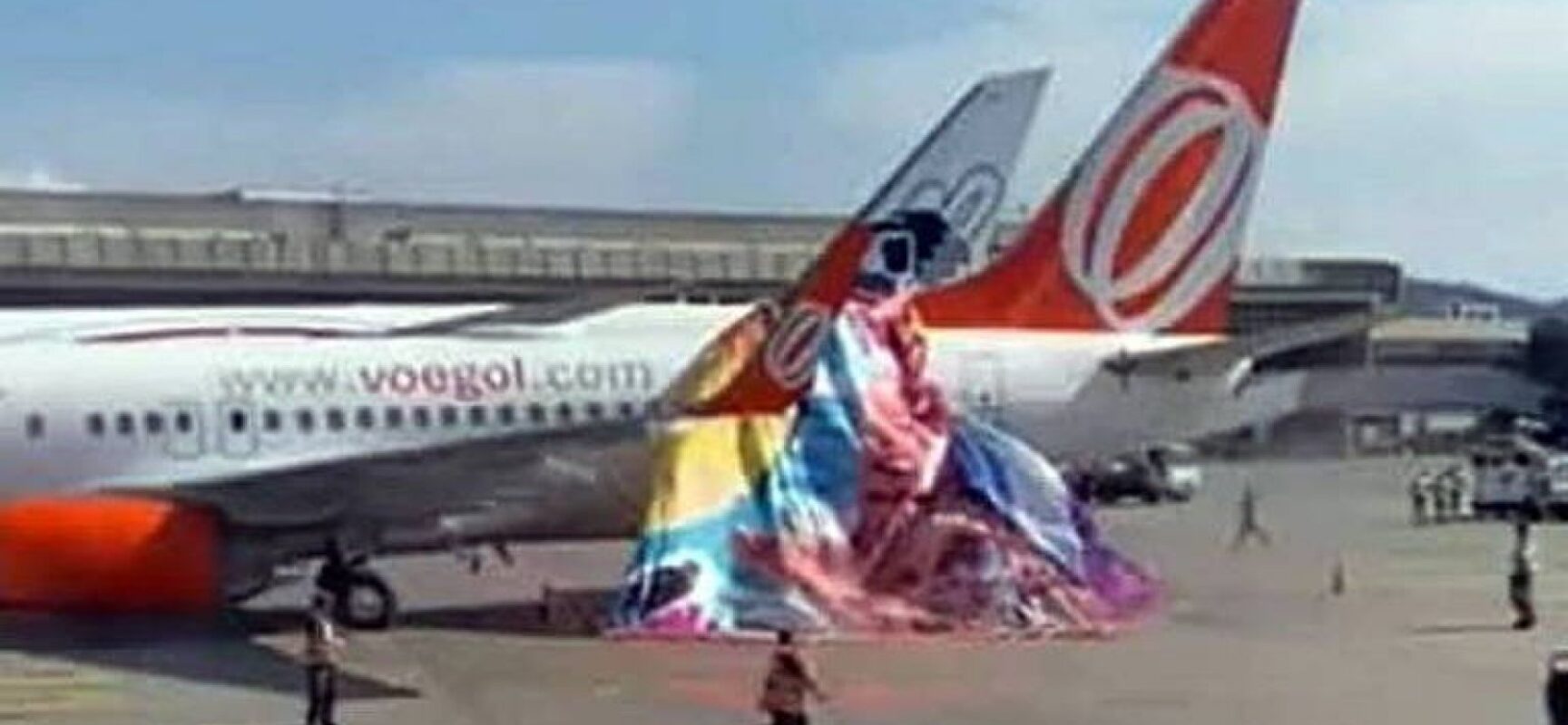 Balão cai em aeroporto e cobre parte de avião em São Paulo