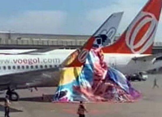 Balão cai em aeroporto e cobre parte de avião em São Paulo