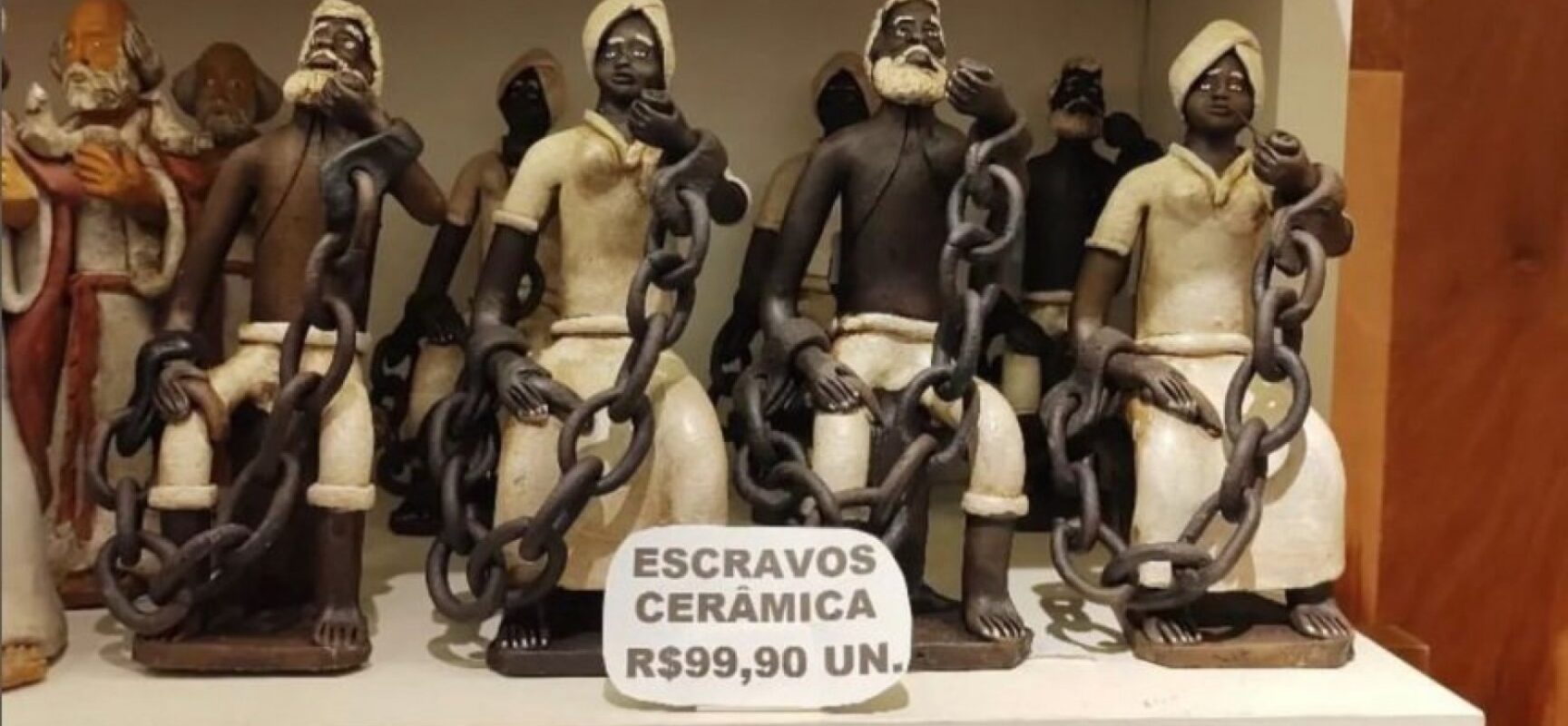 Loja vende cerâmica de negros acorrentados como souvenir no aeroporto de Salvador
