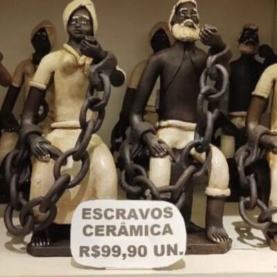 Loja vende cerâmica de negros acorrentados como souvenir no aeroporto de Salvador