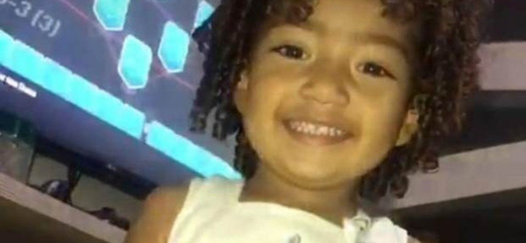 Menina de 2 anos é morta com tiro na testa ao chegar em casa com mãe em Feira de Santana