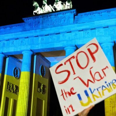 Milhares protestam contra Rússia em cidades pela Europa