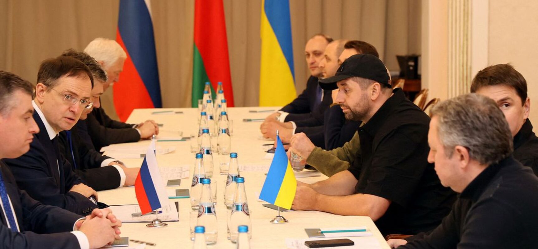 Negociações começam na Bielorrúsia quatro dias após invasão da Ucrânia